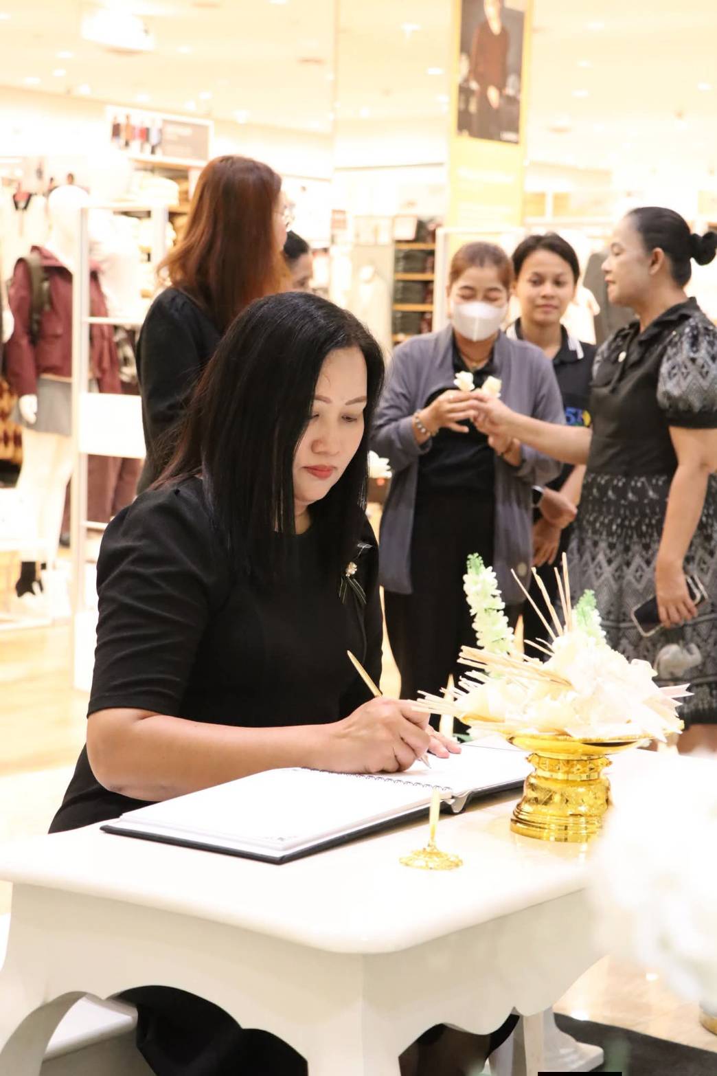 title - ศพส. ร่วมกิจกรรม “หนึ่งดอกไม้จากสองมือ แทนความตั้งใจจากหัวใจชาวอยุธยา” ณ ศูนย์การค้าเซ็นทรัล อยุธยา